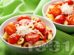 Паста с домати, доматен сос, зелени маслини, чесън и сирене пармезан - снимка на рецептата